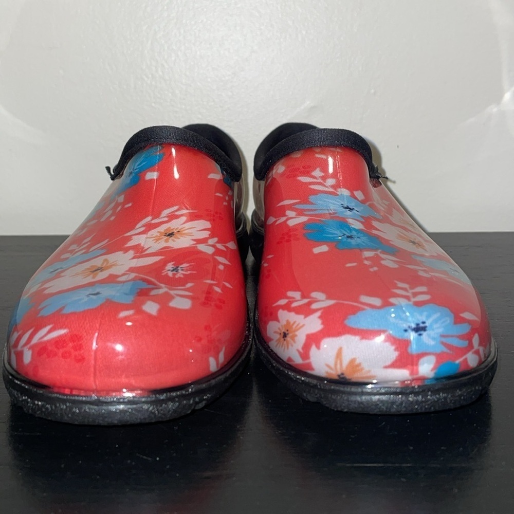 WOMEN'S WATERPROOF COMFORT SHOES -"FLORAL FUN CORAL". Size 8.